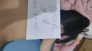 Lulu Chu,一个娇小的亚洲大学女孩,在冬天的宿舍房间里与一个性感的男性伴侣享受亲密时刻。
