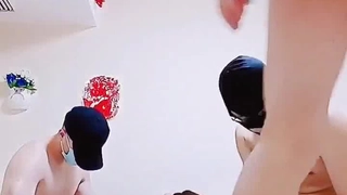 双飞名场面两个学生妹穿着制服的萝莉双飞轮流操她们，其中一个 长得很像混血儿的妹子，轮流交叉着干