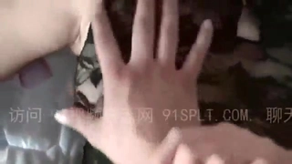 首次3p给老婆找帅气单男老婆害羞捂着脸不敢看淫水留到屁股缝了