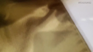 在笔记本电脑上查看她的亲密照片后，与继母发生了暴风雨和最好的性爱