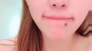 欧洲学生在独奏自慰视频中欣赏她的阴户近距离视角