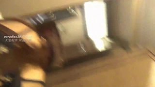 黑丝人妻一边被大鸡巴操一边给网友打电话