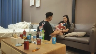 某地师范院校漂亮美女放暑假离校前和男友出租屋最后一次啪啪,边操边拍,真看不出来美女的毛又黑又旺.国语!