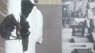 大胸部的业余爱好者Chloe Carter在她的宿舍房间里享受一根硬生生的阴茎