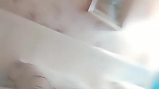 两个黑人青少年与学生分享一个跨种族三人行