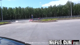 ?直播界比较牛的大神小甜甜上演家庭乱伦大战，要给表妹破处一家齐上