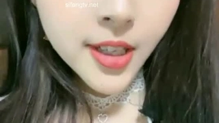 少女在激烈的动作中被肛门撑开