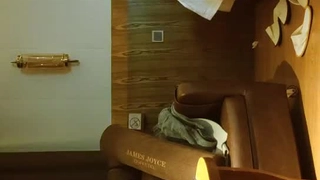 漂亮的业余爱好者在倒数时吸烟并给出手淫指令