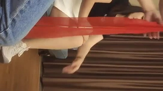 看我在卧室里被一根兴奋的阴茎摩擦我的阴部
