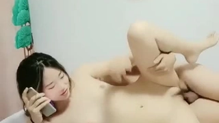 (免费) 细长鸡巴快速抽插刚刮完逼毛的漂亮小媳妇出白浆