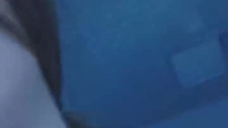 年轻女子从手指插入和深度插入中体验强烈的快感