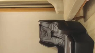 国内精品久久久久影院欧美大早晨还没睡醒，母狗就自己摆好自拍架，爬上来叫醒我