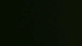 成熟和年轻的业余爱好者在热门视频中舔蛋和性交