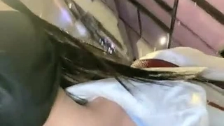 一个兴奋的少女宝贝给自己一个倒置的肛交快感