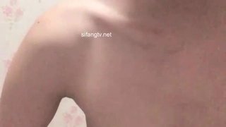 广东小鲜肉微信约炮内衣店妹子